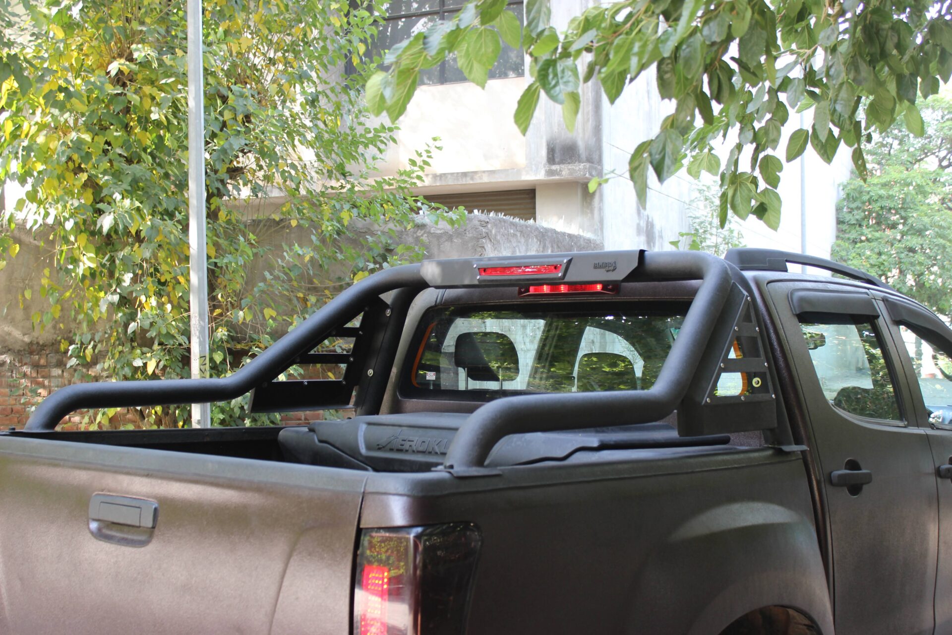 Long Arm Stylish / Roll Bar with Brake Light for the Toyota Hilux 2023
